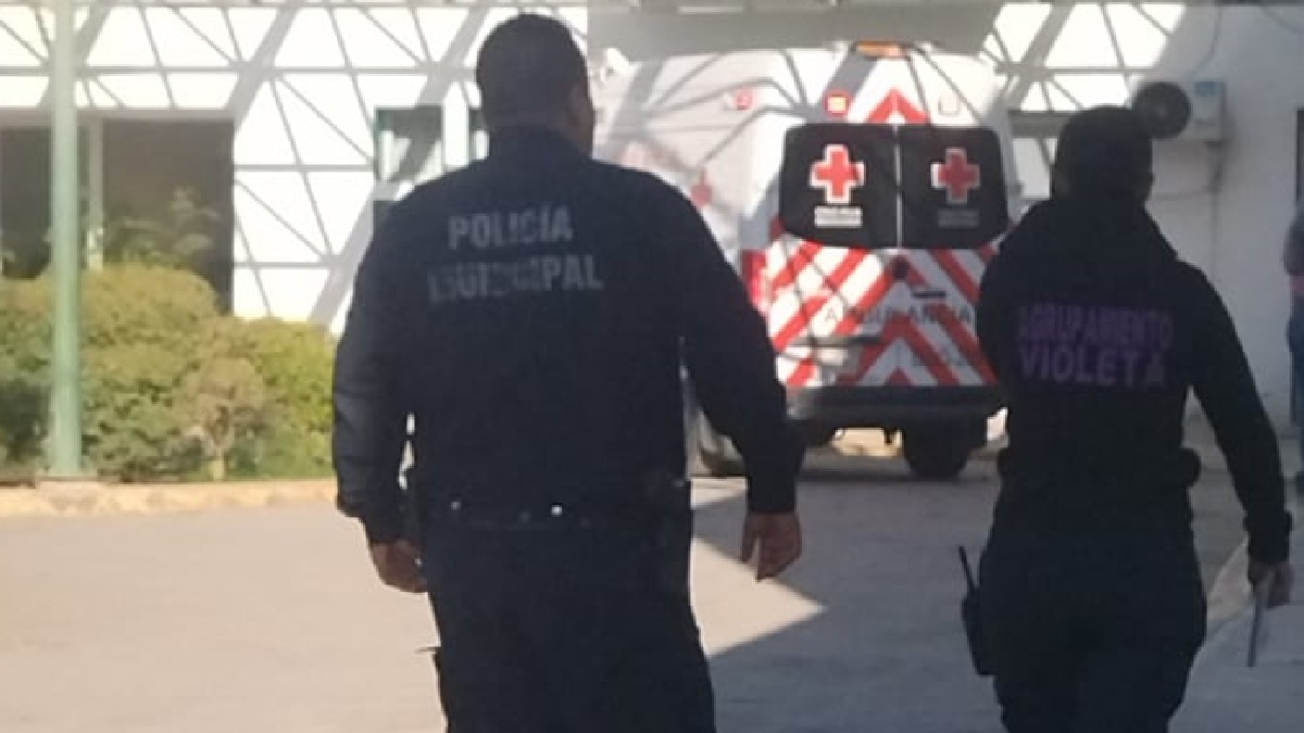 Policías atendiendo el reporte de un hombre agredido en el Mercado Abastos de Torreón.