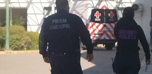 Policías atendiendo el reporte de un hombre agredido en el Mercado Abastos de Torreón.