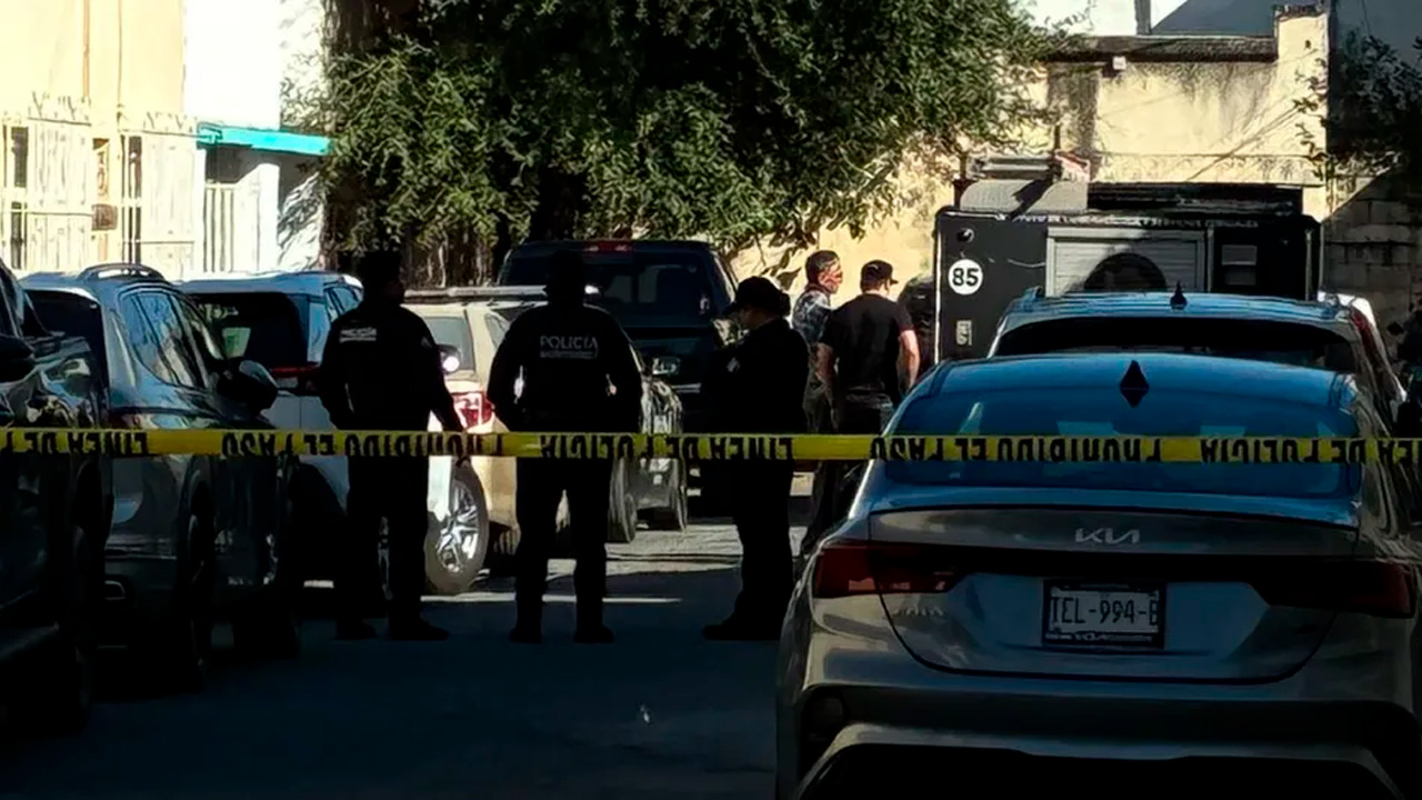 Autoridades investigan la muerte de un hombre localizado sin vida en el baño de una vivienda del Centro de Monterrey.