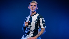 Luca Orellano posando en sus primeras fotografías con la jersey de Rayados en 2026.