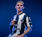 Luca Orellano posando en sus primeras fotografías con la jersey de Rayados en 2026.