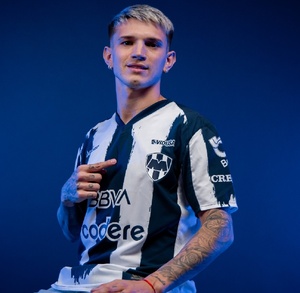 Luca Orellano posando en sus primeras fotografías con la jersey de Rayados en 2026.