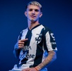 Luca Orellano posando en sus primeras fotografías con la jersey de Rayados en 2026.