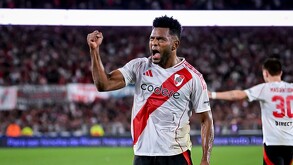 Miguel Borja celebrando un gol con el Club Atlético River Plate.