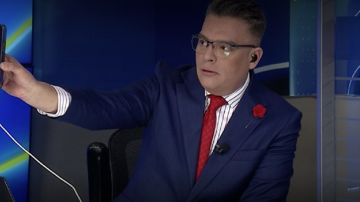 Ángel Carrillo durante la transmisión de Telediario Matutino.