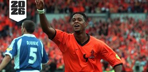 Patrick Kluivert celebrando uno de sus 3 goles ante Yugoslavia en la Eurocopa que jugaron en casa en el 2000.