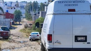 Camioneta del Semefo Puebla acude a colonia Valles del Paraíso para levantar un cuerpo.