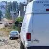 Camioneta del Semefo Puebla acude a colonia Valles del Paraíso para levantar un cuerpo.