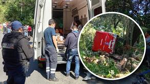 Pasajeros son atendidos luego de que el autobús donde viajaban volcara en Veracruz.