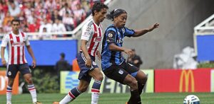 Fernando Arce y Ronaldinho, ex jugadores profesionales durante un partido de Chivas vs Querétaro en el estadio Akron en 2014.