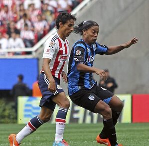 Fernando Arce y Ronaldinho, ex jugadores profesionales durante un partido de Chivas vs Querétaro en el estadio Akron en 2014.