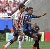 Fernando Arce y Ronaldinho, ex jugadores profesionales durante un partido de Chivas vs Querétaro en el estadio Akron en 2014.