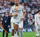 Kylian Mbappé y jugadores del Real Madrid tras recibir la medalla de segundo lugar en la Supercopa de España 2026.