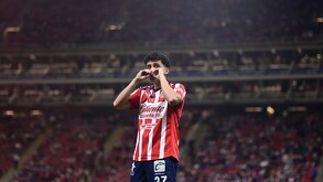 Richard Ledezma se ha convertido en una pieza clave de Chivas bajo el mando de Gabriel Milito, destacando por su aporte ofensivo, equilibrio defensivo y consist