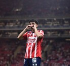 Richard Ledezma se ha convertido en una pieza clave de Chivas bajo el mando de Gabriel Milito, destacando por su aporte ofensivo, equilibrio defensivo y consist