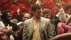 Bad Bunny en el avance de lo que será su presentación del Super Bowl 2026.