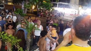 Personas se resguardan tras el sismo en San Marcos, Guerrero.