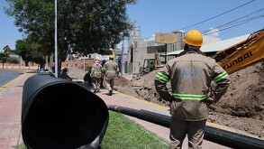 Trabajadores de Simas haciendo trabajos de reposición de drenaje en Torreón.