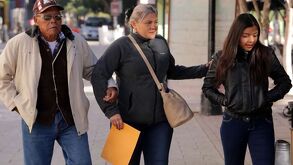 Personas con frío caminando en Torreón.