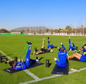 Jugadores de Tigres entrenando regenerativo para el partido ante Toluca.