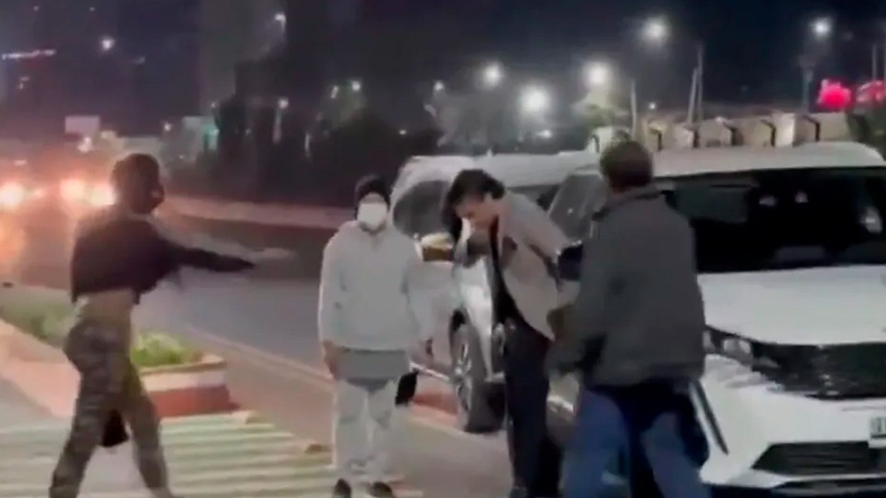 Un automovilista fue agredido y despojado de una cadena por una mujer en la colonia Postal, CdMx, luego de detenerse en un Oxxo.