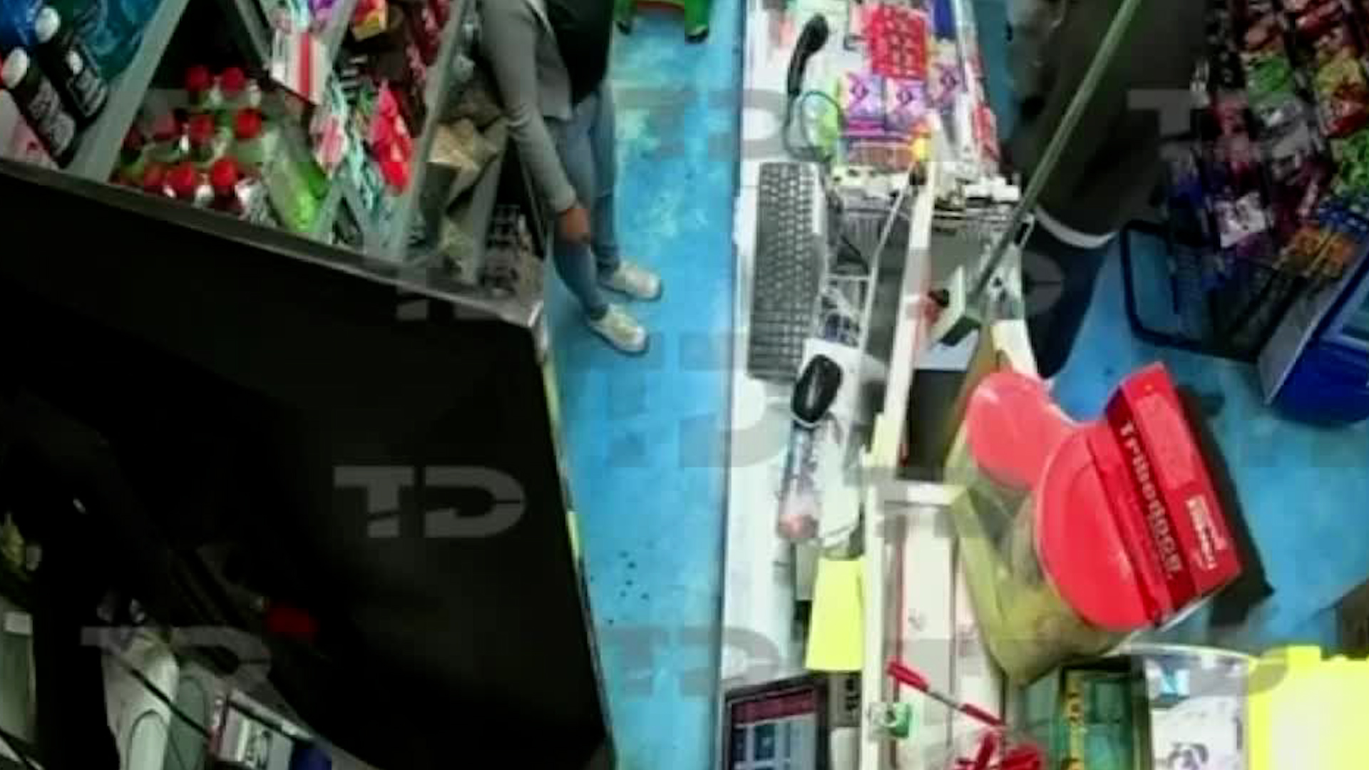 El video de la cámara de seguridad del establecimiento muestra a tres sujetos armados que intimidaron a la mujer que atendía el negocio.