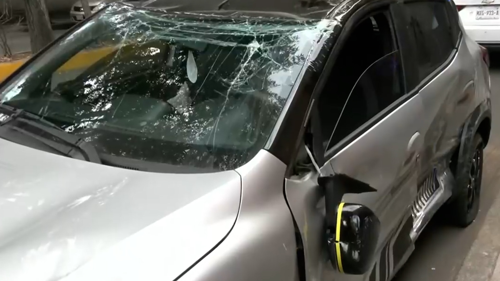 En la colonia Pasteros, Bomberos capitalinos y personal de Protección Civil cerraron la zona tras el siniestro.