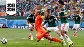Arjen Robben y Rafael Márquez en la jugada polémica que provocó el penal y la eliminación de México en Brasil 2014.