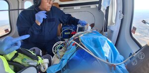 un paramédico traslada a una persona lesionada en ambulancia aérea