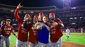 Jugadores de Charros de Jalisco sonriendo y apuntando a la cámara en medio de un estadio de beisbol en Mexicali