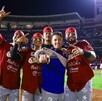 Jugadores de Charros de Jalisco sonriendo y apuntando a la cámara en medio de un estadio de beisbol en Mexicali