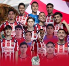 Collage que muestra a varios jugadores actuales de las Chivas frente a la bandera de México y el escudo oficial del Club Deportivo Guadalajara.