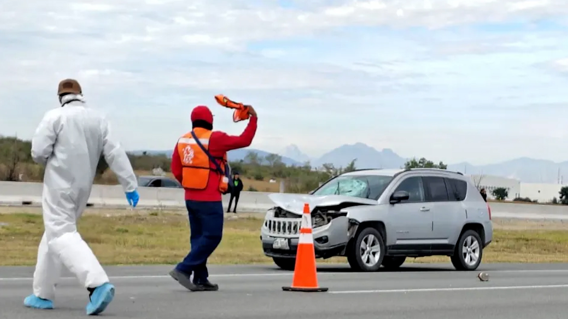 Hombre de 50 años perdió la vida luego de ser arrollado por una Jeep Compass en la autopista Periférico, rumbo a Juárez, Nuevo León.