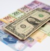 Dólar estadounidense sobre una cama de billetes de pesos mexicanos.