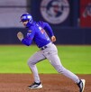 Un jugador de los Charros de Jalisco corre por las bases de un estadio, mientras en el primer plano se observa un maletín abierto lleno de dólares.