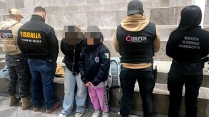 Sabine y Mary siendo aseguradas por elementos de la Fiscalía del Estado de México tras ser localizadas.