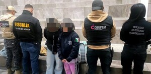 Sabine y Mary siendo aseguradas por elementos de la Fiscalía del Estado de México tras ser localizadas.