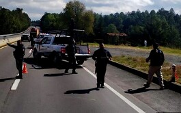 Camioneta patrulla con elementos policiales desplegados en la zona