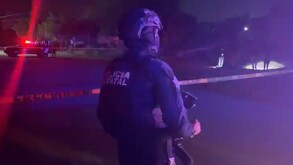 Policías atendiendo el reporte de dos jovencitas asesinadas a balazos en Juntas de Humaya, Culiacán.