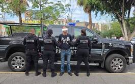 Hombre detenido con dos policías a los lados