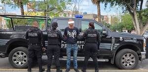 Hombre detenido con dos policías a los lados