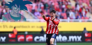 'Hormiga' González celebrando como Goku su gol ante Gallos.