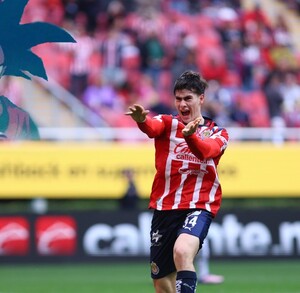 'Hormiga' González celebrando como Goku su gol ante Gallos.