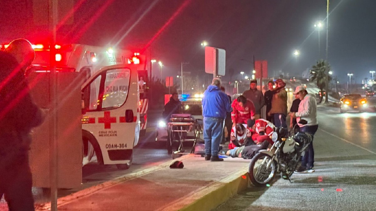 Paramédicos atendiendo a un motociclista tras sufrir un accidente en el periférico Raúl López Sánchez.
