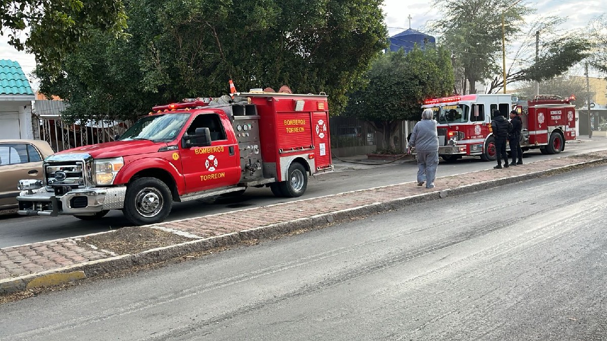 Bomberos atendiendo el incendio de una vivienda en la colonia Hogares Ferrocarrileros de Torreón.