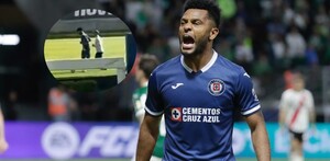 Miguel Borja portando la camiseta de Cruz Azul con IA.