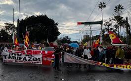 Decenas de personas con banderas del PT