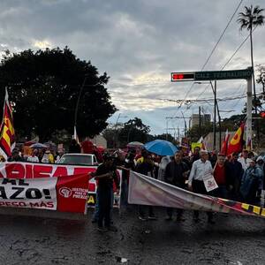 Decenas de personas con banderas del PT