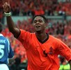 Patrick Kluivert celebrando uno de sus 3 goles ante Yugoslavia en la Eurocopa que jugaron en casa en el 2000.