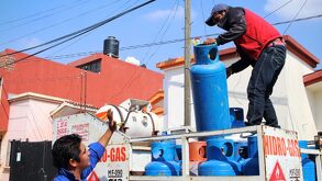 dos hombres trabajan repartiendo tanques de gas lp en puebla
